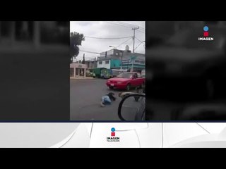 Esta mujer cayó de una moto mientras era arrastrada por un auto | Qué Importa