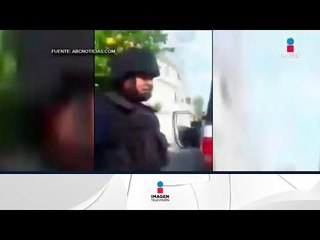 Con patrulla en movimiento policías arrastran a una persona | Noticias con Francisco Zea
