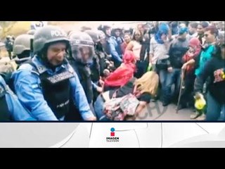 Mujeres le perrean a policías en protesta | Qué Importa