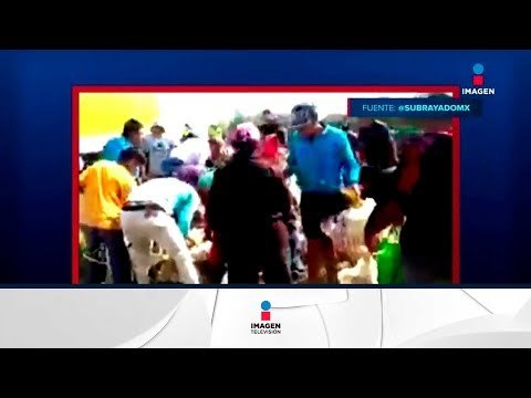 Tráiler que llevaba pollos volcó y vecinos se los llevaron | Noticias con Ciro Gómez Leyva