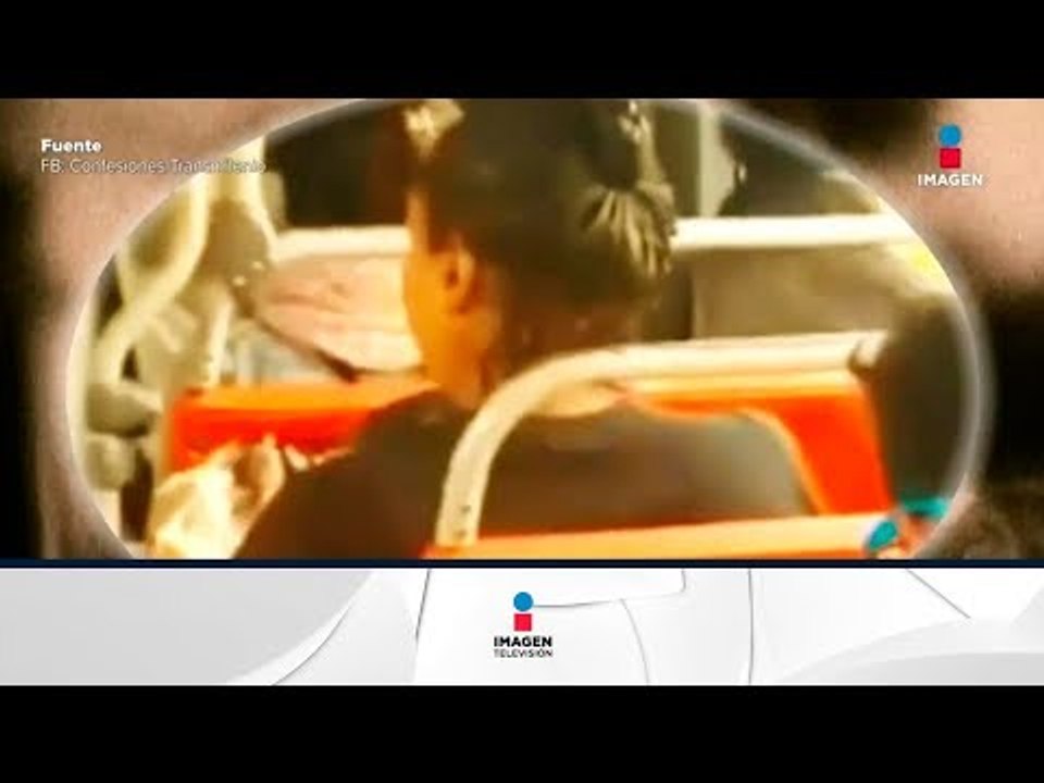 ¡Mujer se tiñe el cabello en transporte público! | Noticias con Yuriria Sierra