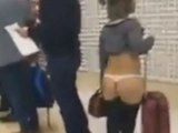 Mujer camina en calzones por el aeropuerto de Torreón | Noticias con Yuriria Sierra