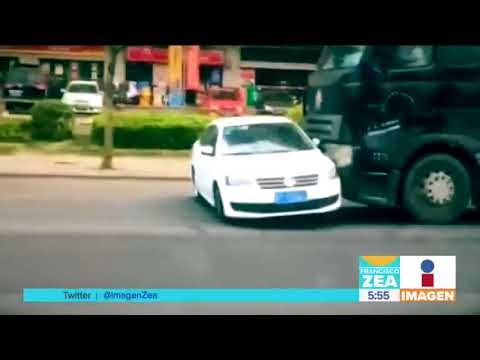 Tráiler arrastra a un auto por más de 30 metros ¡Sin darse cuenta! | Noticias con Francisco Zea