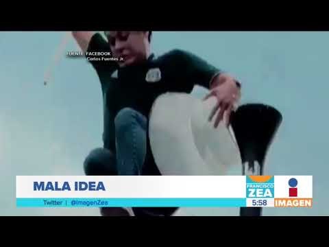 Aficionado mexicano sube hasta lo más alto de un poste y salta | Noticias con Francisco Zea