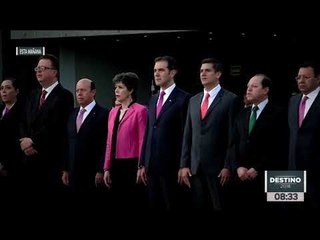 Lorenzo Córdova iza la bandera para marcar el inicio de la jornada electoral