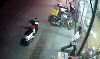 Cam Kapıya Bodoslama Girdi