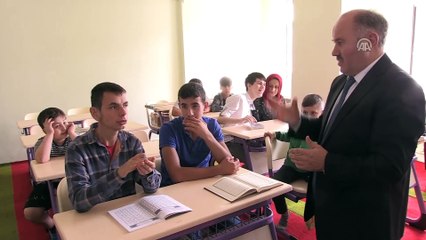 İmam camide 8'i otistik, 4'ü engelli 13 çocuğa gönüllü eğitim veriyor - SAMSUN