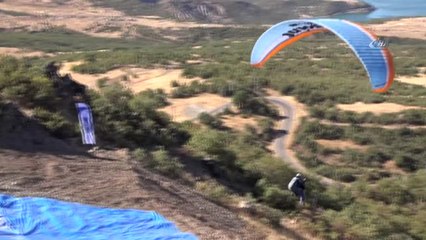 Bin 200 Rakımlı Tepeden Atlayan Paraşütçüler Nefes Kesti
