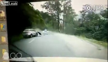 La chute d'un rocher stoppe net un 4x4 sur la route !