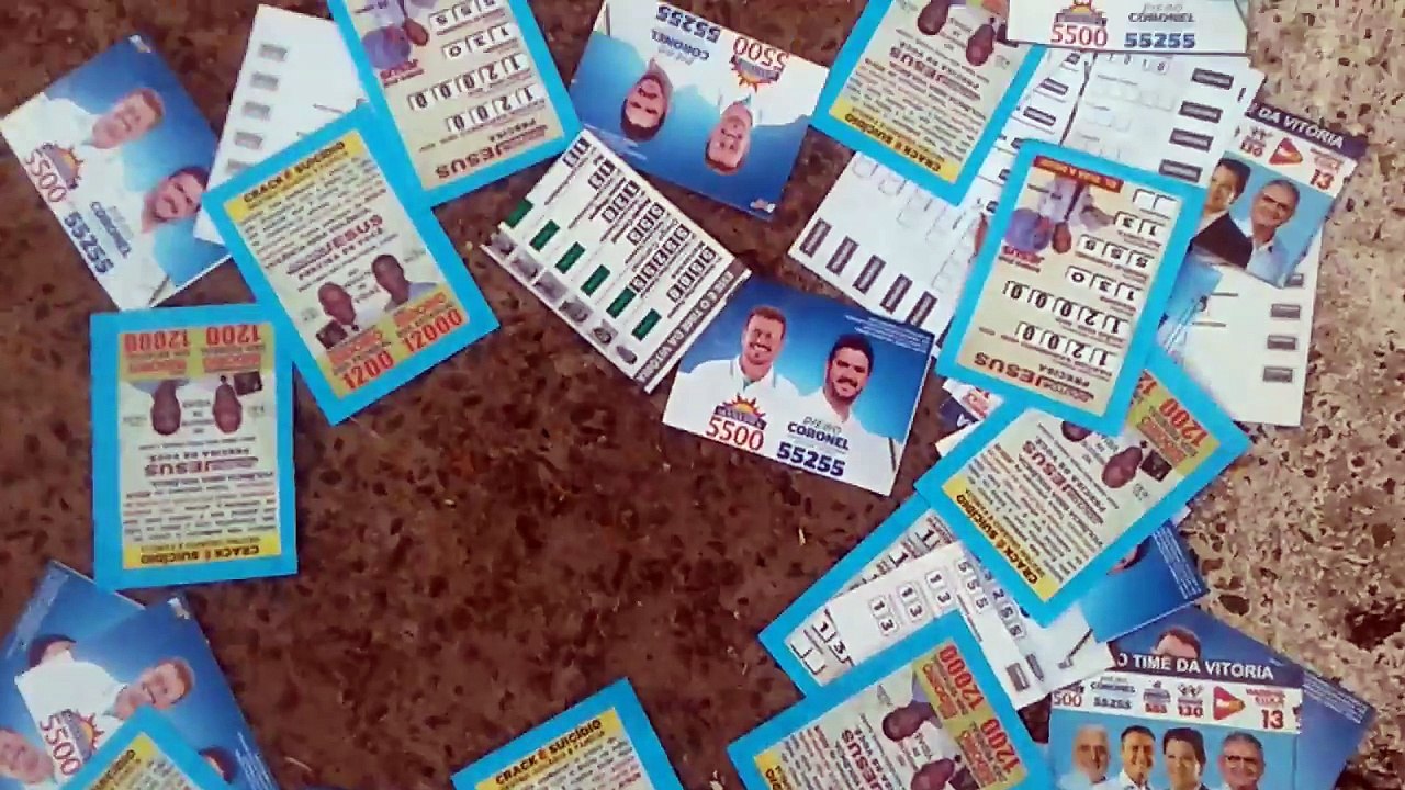PT Cometendo Crime Eleitoral em Salvador Jogando "Santinhos" na Rua