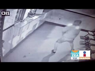 El ladrón más estúpido del mundo: Quiere romper vidrio y él se pega y noquea | Francisco Zea