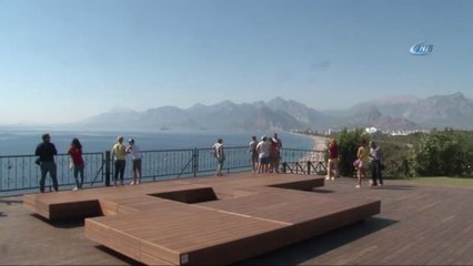 Antalya'da Sahillerde Ekim Yoğunluğu