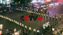 شاهد.. جدران بشرية متحركة من الشرطة الصينية لتنظيم حركة المرور في مدينة #شنغهاي #الوطن #بكين #منوعات
