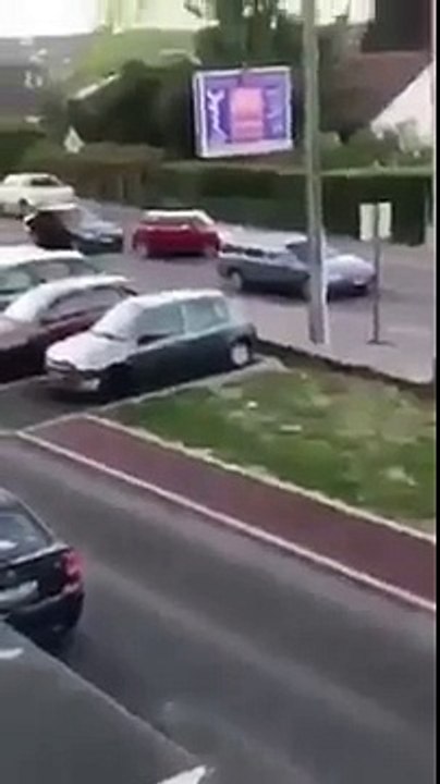 SEHT ES EUCH AN ICH KÖNNTE KOTZEN UND SO WAS BEKOMMT GELD VOM STAAT