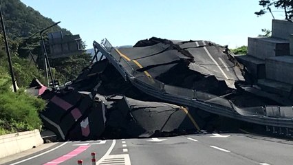 경주 양북면 도로 솟구쳐...양방향 전면통제 / YTN