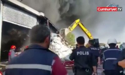 Plastik fabrikası alevlere teslim oldu