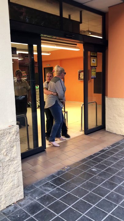 Mujer loca robando en el Mercadona