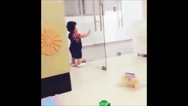 Ce gamin pleure en mode sirène d'urgence