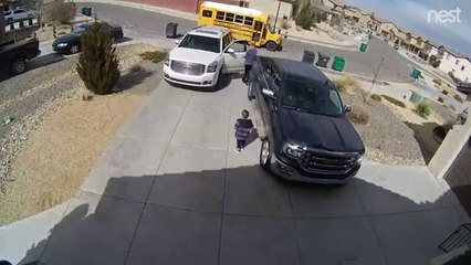 Il oublie de mettre le frein sur son SUV et c'est le drame