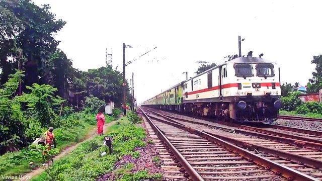 HYBRID LHB 120 KMPH | TRACK JOLTING WAP-7 HOWRAH DURONTO CRUSHES EMU