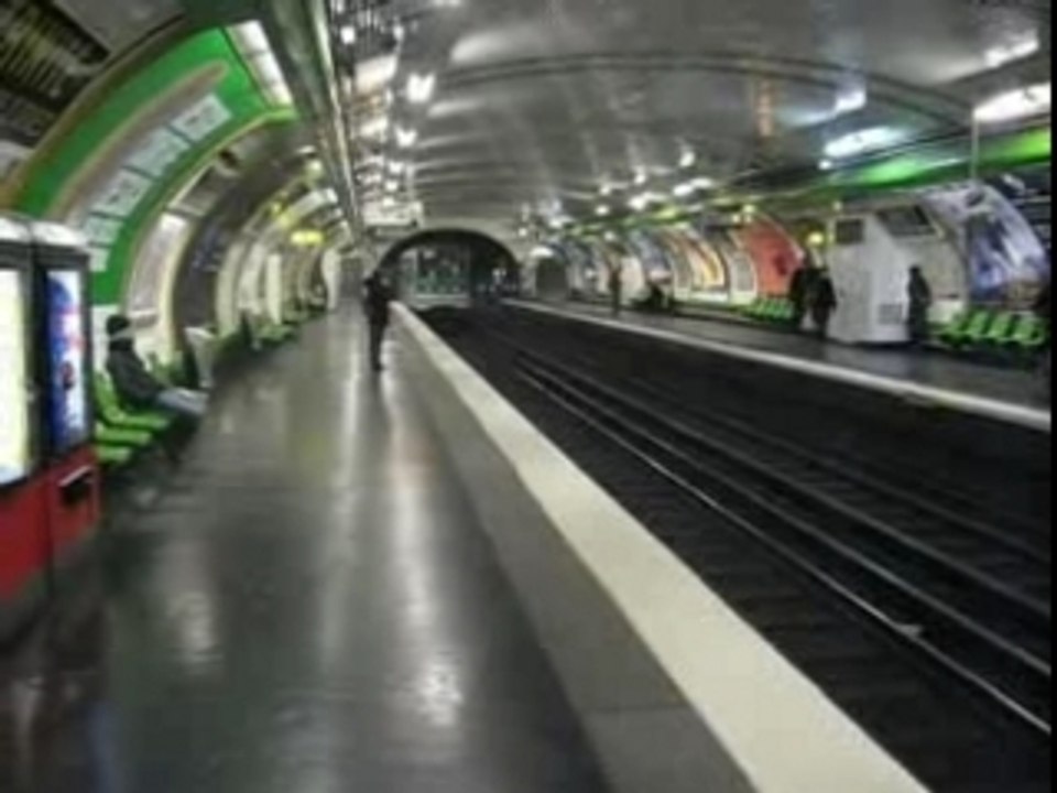 INSIDE THE TUBE OF PARIS - Metrò DE PARIS