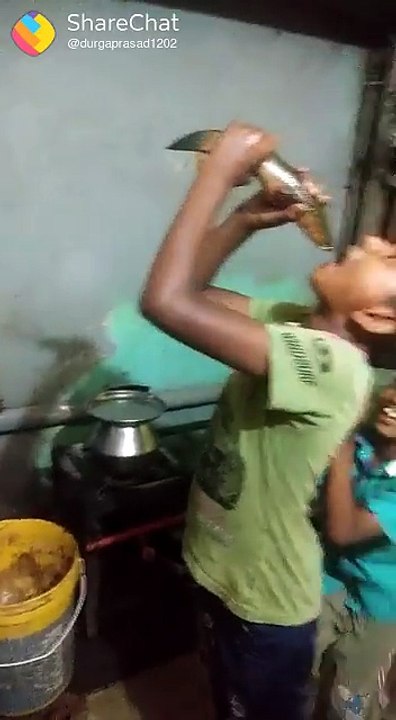 Il gobe un poisson