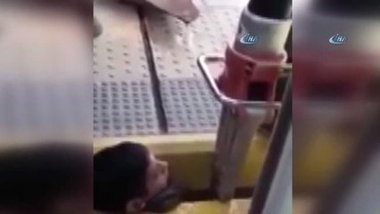 Arjantinli Gencin Kafası Tren Boşluğuna Sıkıştı