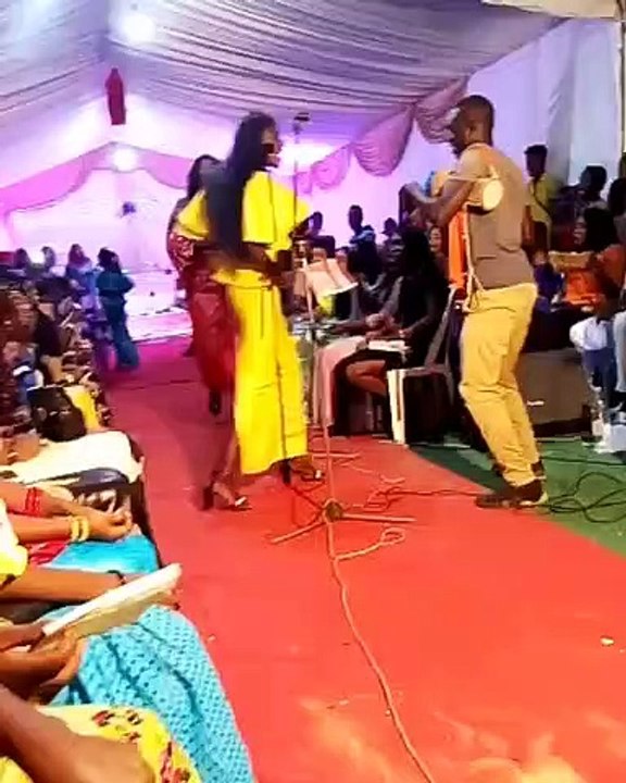 insolite de l'année : En plein sabar, la robe de cette fille se déchire au mauvais moment