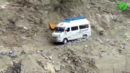 Il faut avoir le coeur accroché pour conduire sur cette route de montagne