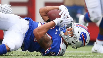 Taron Johnson dives to pick off Mariota