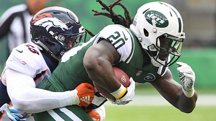 Crowell cuts through defense for 36-yard gain