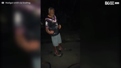 Sujetar serpientes sin precaución no es buena idea