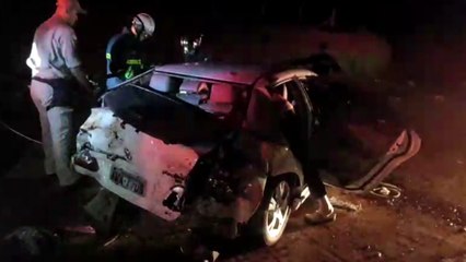 Corolla sai da pista na BR-163 e homem fica preso às ferragens