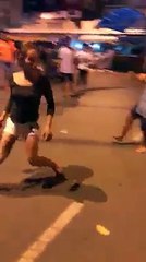 谁赢了？A woman is fighting againest a man