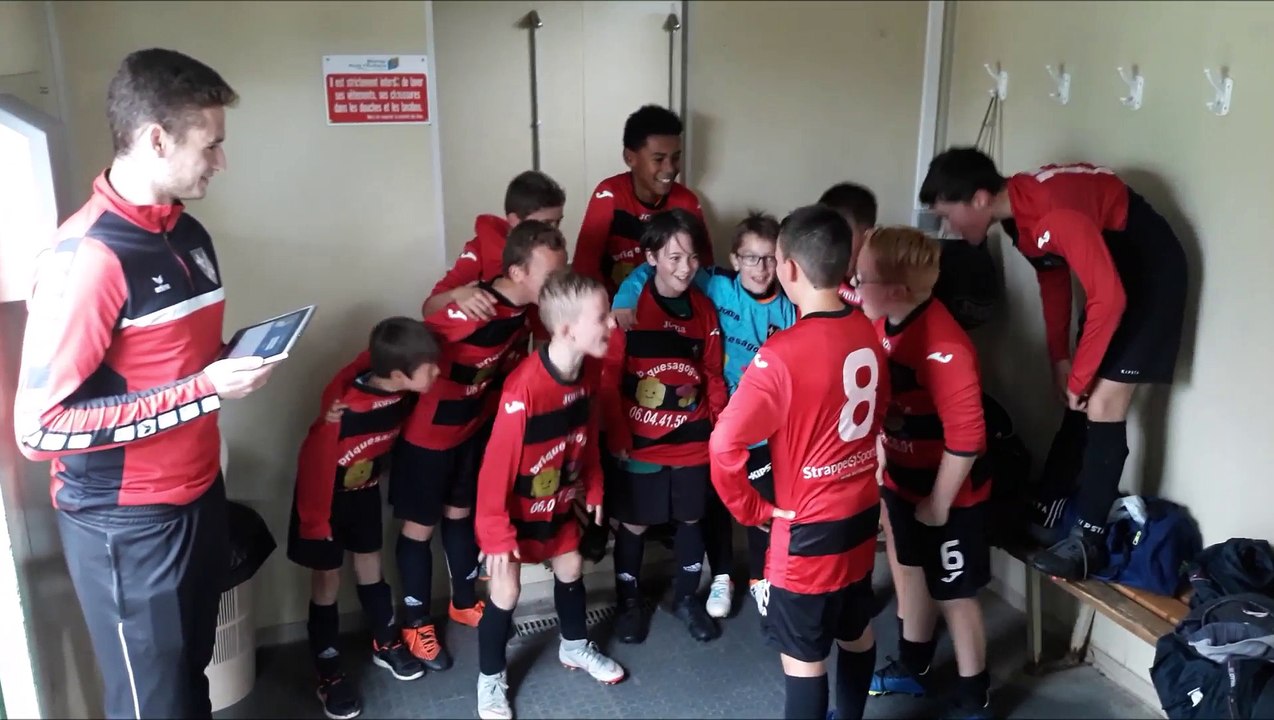 DANS LES VESTIAIRES DES ROUGES ET NOIRS