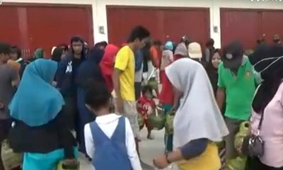 Warga Korban Gempa Rela Antre Mendapatkan Elpiji 3 Kg