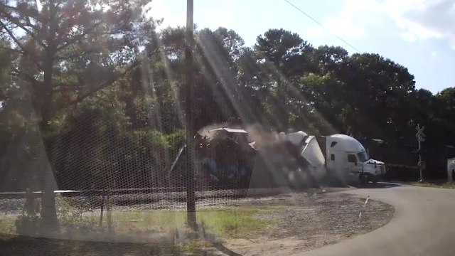 Un camion se fait découper en deux par un train