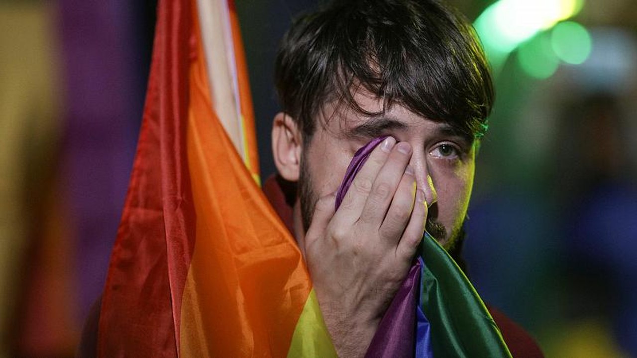 Romenos chumbam referendo que proibia casamento homossexual