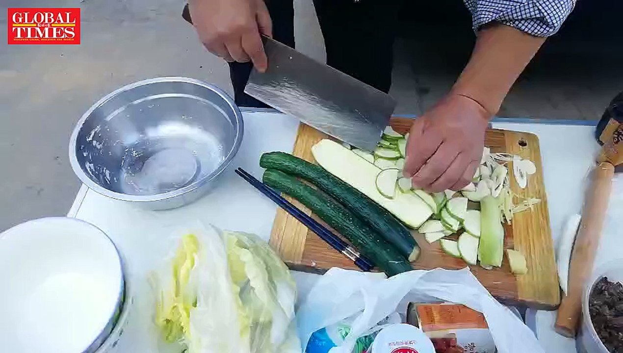 A group of people turned their SUV into a kitchen and enjoyed a “feast” at a parking lot along a highway in NW China’s Shaanxi Province on Oct 5. China recorded