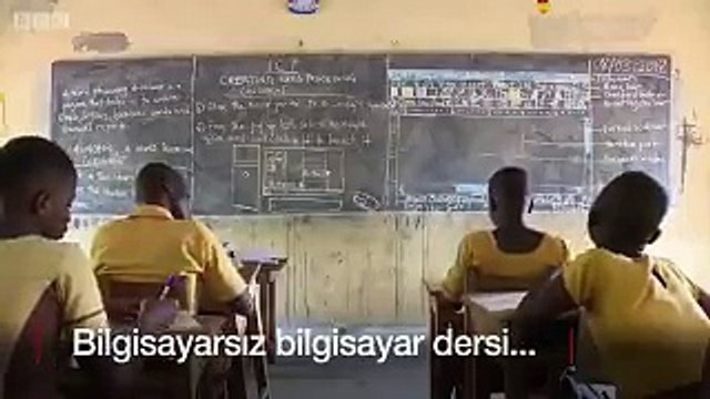 Kara tahtada bilgisayar öğreten Ganalı öğretmen Bilgisayar çağındayız, çocukların geri kalmasını istemiyorum