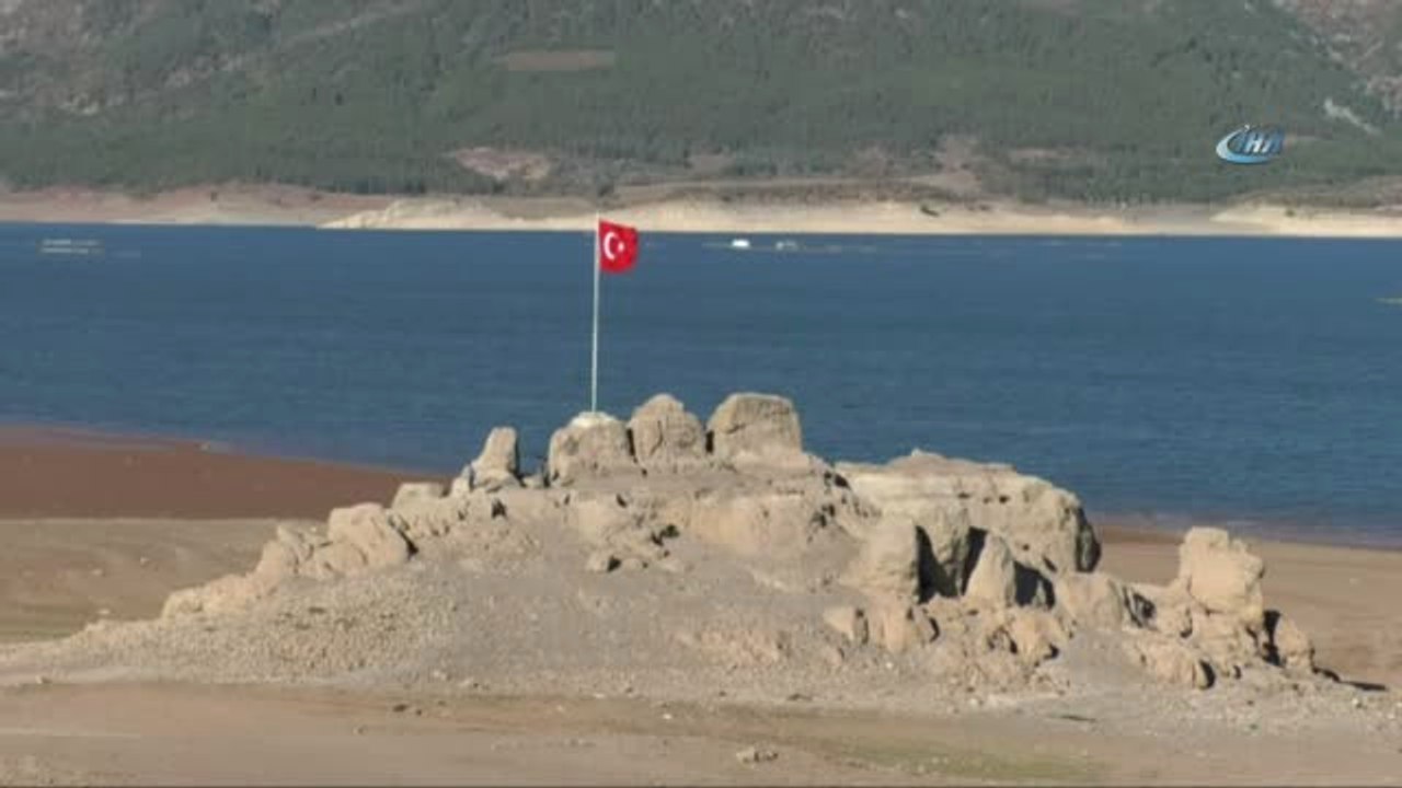 Su Seviyesi Düştü, Kayalık Ortaya Çıktı