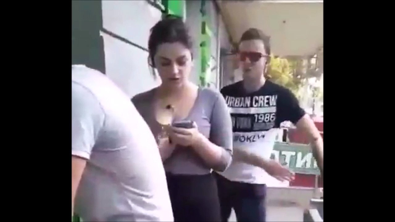 Il fait la danse de Fortnite derrière cette demoiselle et va le regretter