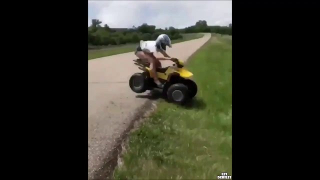 Cette fille en quad fait un saut de dingue mais ne peut pas éviter la gamelle