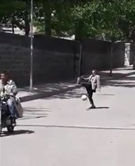 Yaşlı Adamın Yola Kaçan Topa Merakı Renkli Görüntüler Oluşturdu