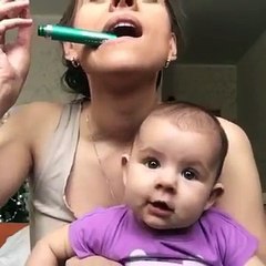 Annesinin makyaj yapışını hayranlıkla izleyen bebek