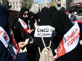 Erzurum'da Kuytul için yürüyen kadınlar polisi görünce saglık yürüyüşü dedi