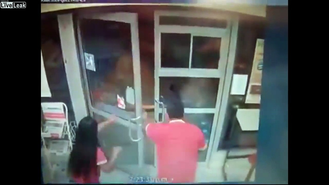 Employés en fuite ? Un Taureau dans un supermarché met une panique monstre !