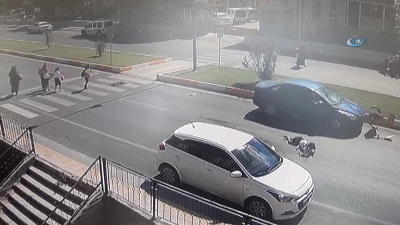 Otomobil Yaya Geçidindeki Yayaların Arasına Böyle Daldı: 1'i Ağır, 3 Yaralı