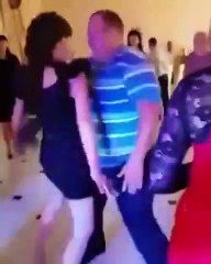 Un homme s’enflamme un peu trop sur la piste de danse lors d’un mariage...