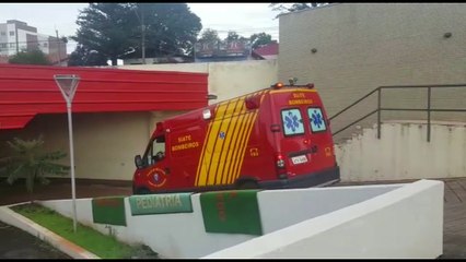 Criança fica ferida ao bater cabeça em poste